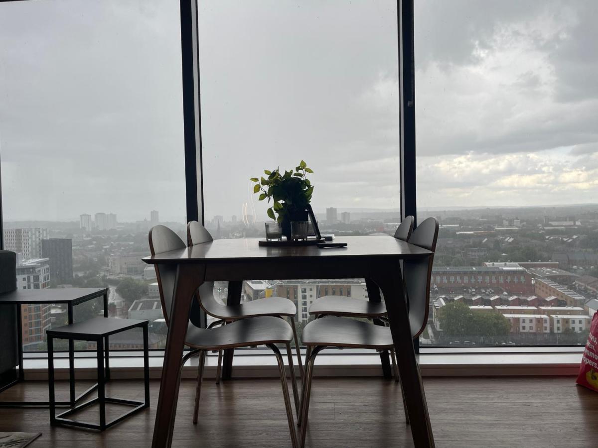 Luxury 2 Bedroom En-Suite Apartment Balcony Views Manchester Extérieur photo