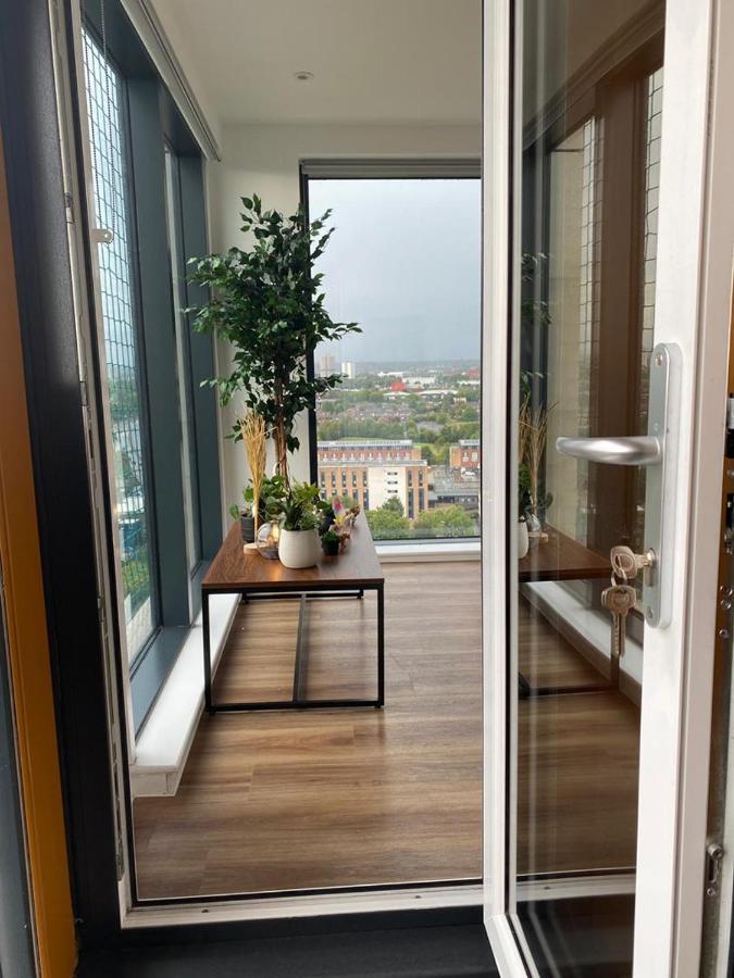 Luxury 2 Bedroom En-Suite Apartment Balcony Views Manchester Extérieur photo